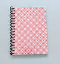 Libreta A6
Flores Blancas sobre Rosa