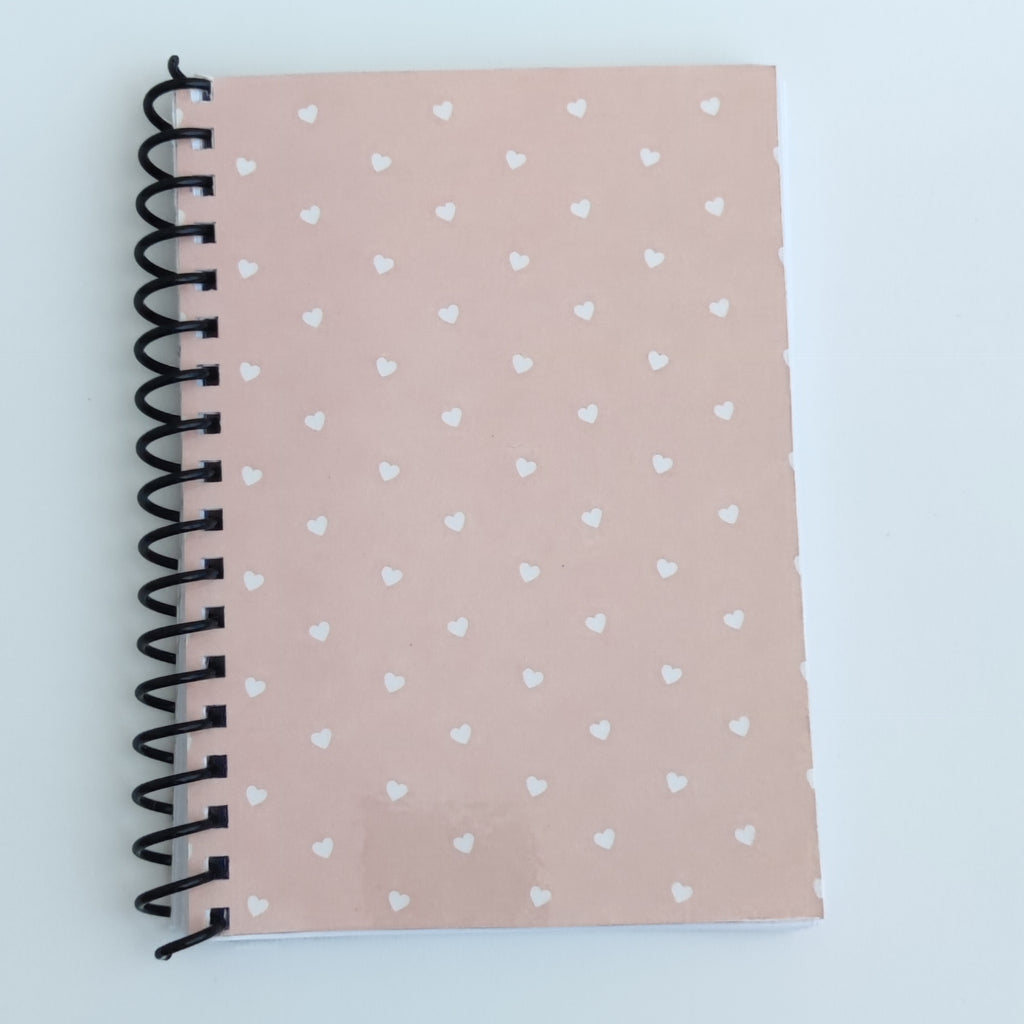 Libreta A6 Corazones sobre fondo Rosa