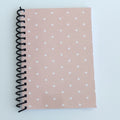 Libreta A6 Corazones sobre fondo Rosa