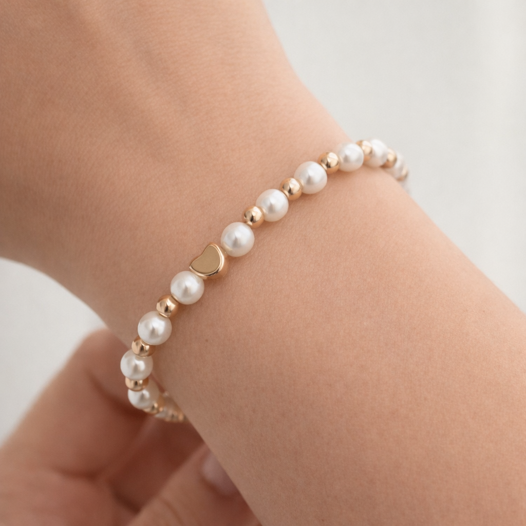 Pulsera de Perlas con Corazones Dorados