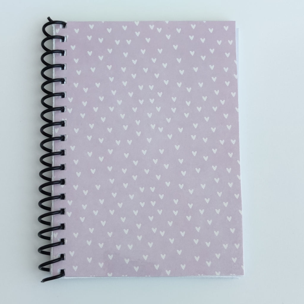 Libreta A6 corazones sobre fondo Lila