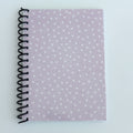 Libreta A6 corazones sobre fondo Lila