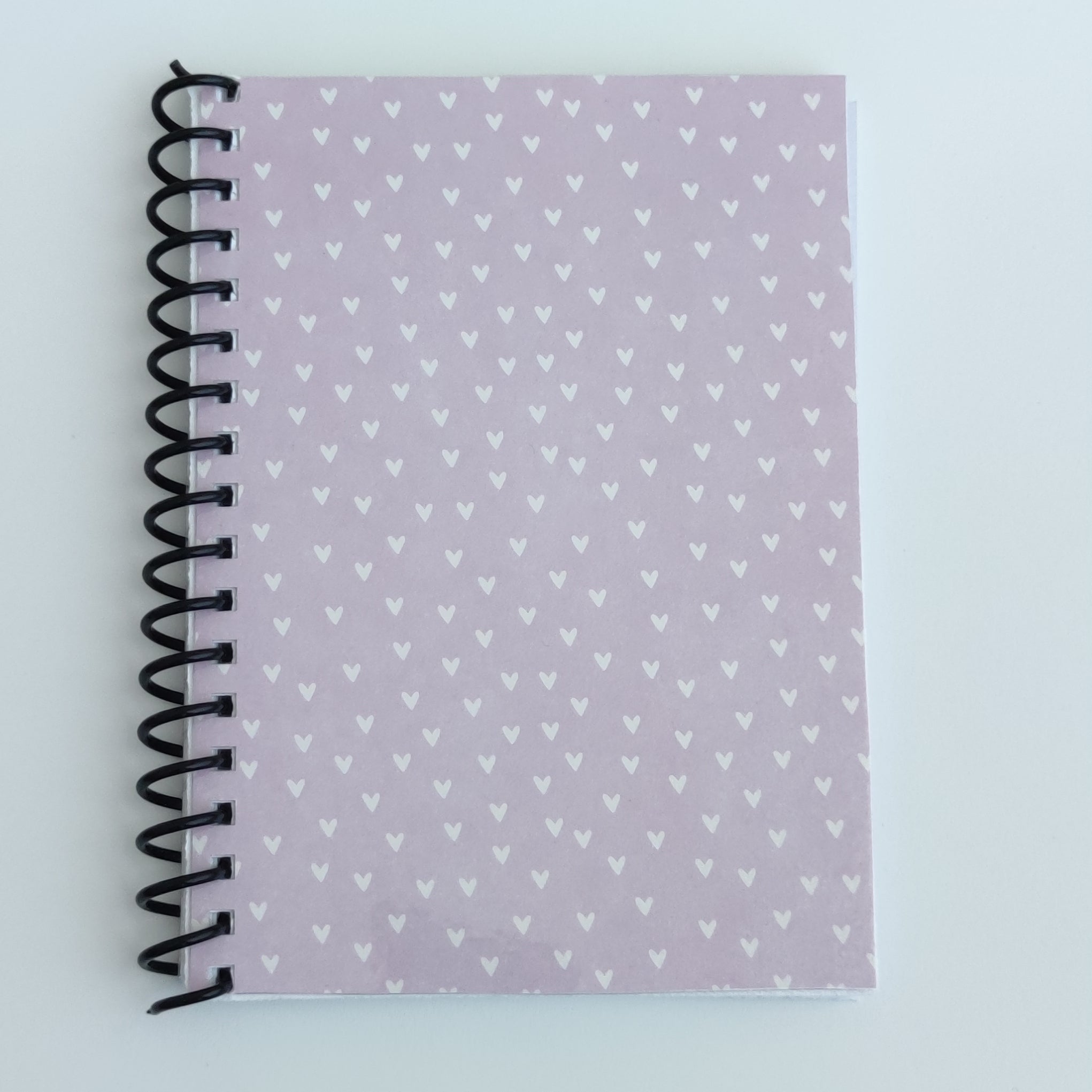 Libreta A6 corazones sobre fondo Lila
