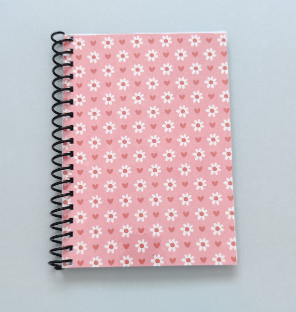 Libreta A6 Flores blancas sobre Rosa