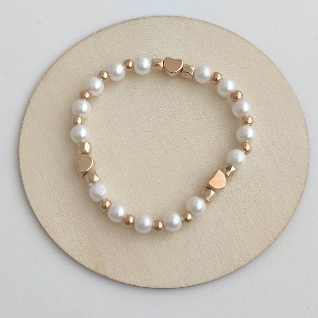 Pulsera de Perlas con Corazones Dorados