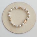 Pulsera de Perlas con Corazones Dorados