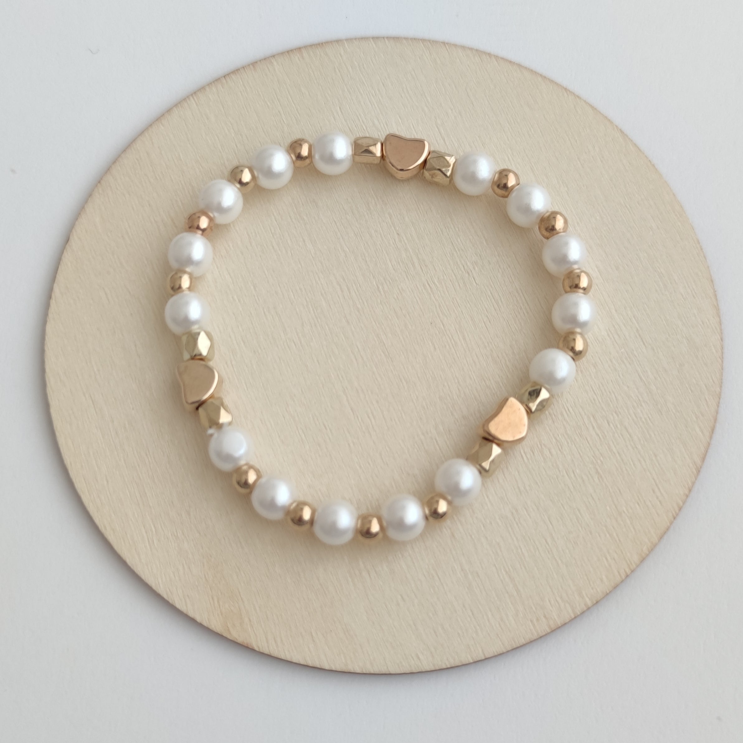 Pulsera de Perlas con Corazones Dorados