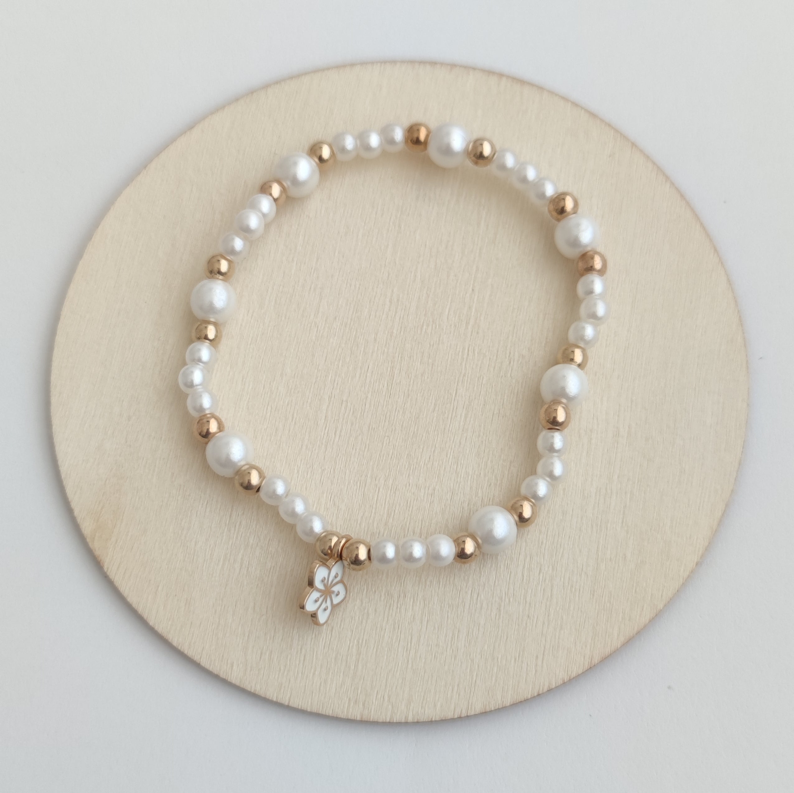 Pulsera de Perlas con Colgante de Flor